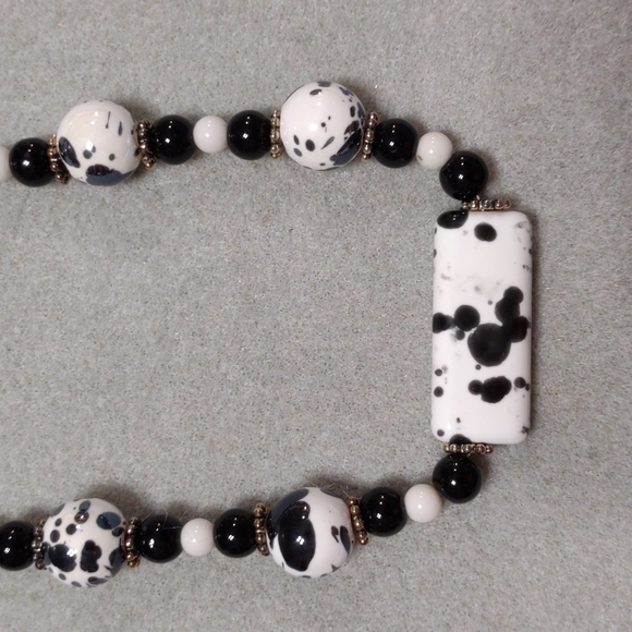 Black and white necklace and earring set - Picture 2 of 4